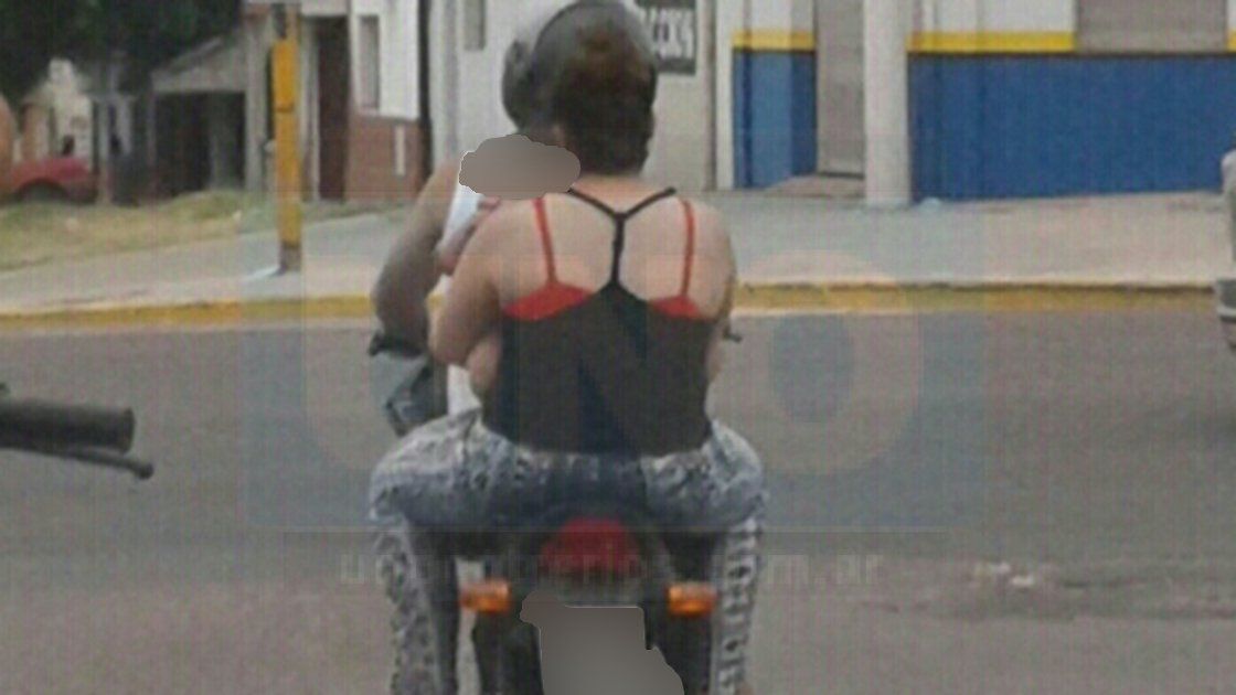 Un clásico. En las calles de Paraná se ven todos los días a varias personas sin cascos en las motos.