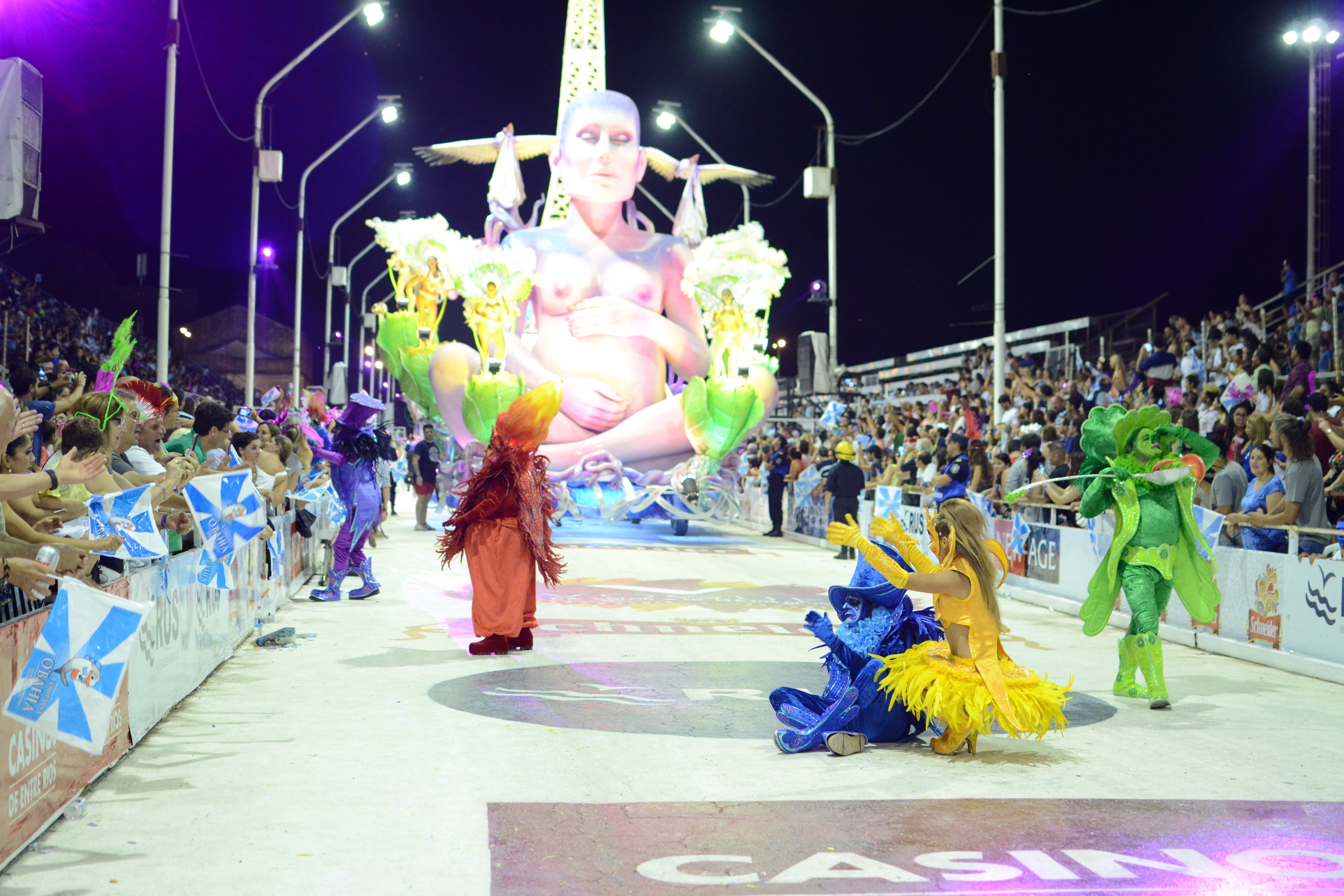 Fiesta. Restan aún siete noches más de carnaval. Fiesta. Restan aún siete noches más de carnaval.