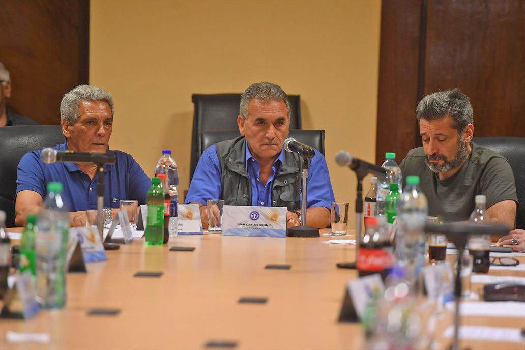 Reunión. Los gordos y los dialoguistas dejaron ocho sillas vacías en la mesa cegetista.