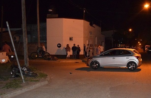 El joven carpintero, sufrió un golpe fuerte en su cabeza y fue trasladado de inmediato al Hospital Centenario.