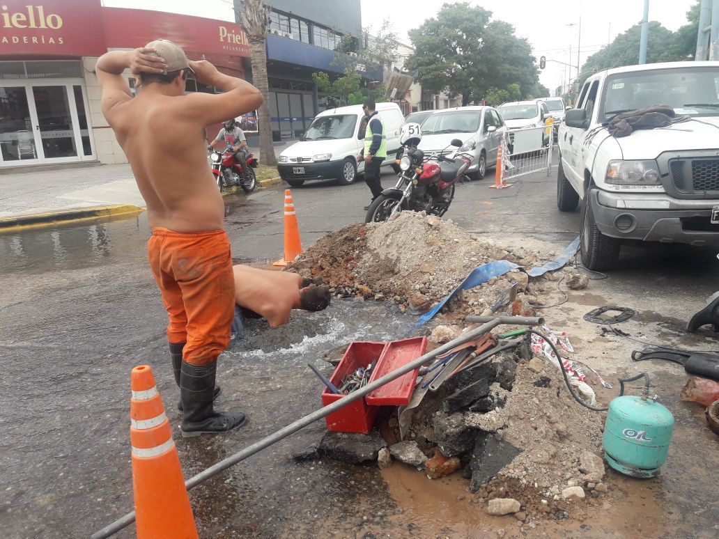 Los obreros le pusieron el cuerpo al caño roto.&nbsp;