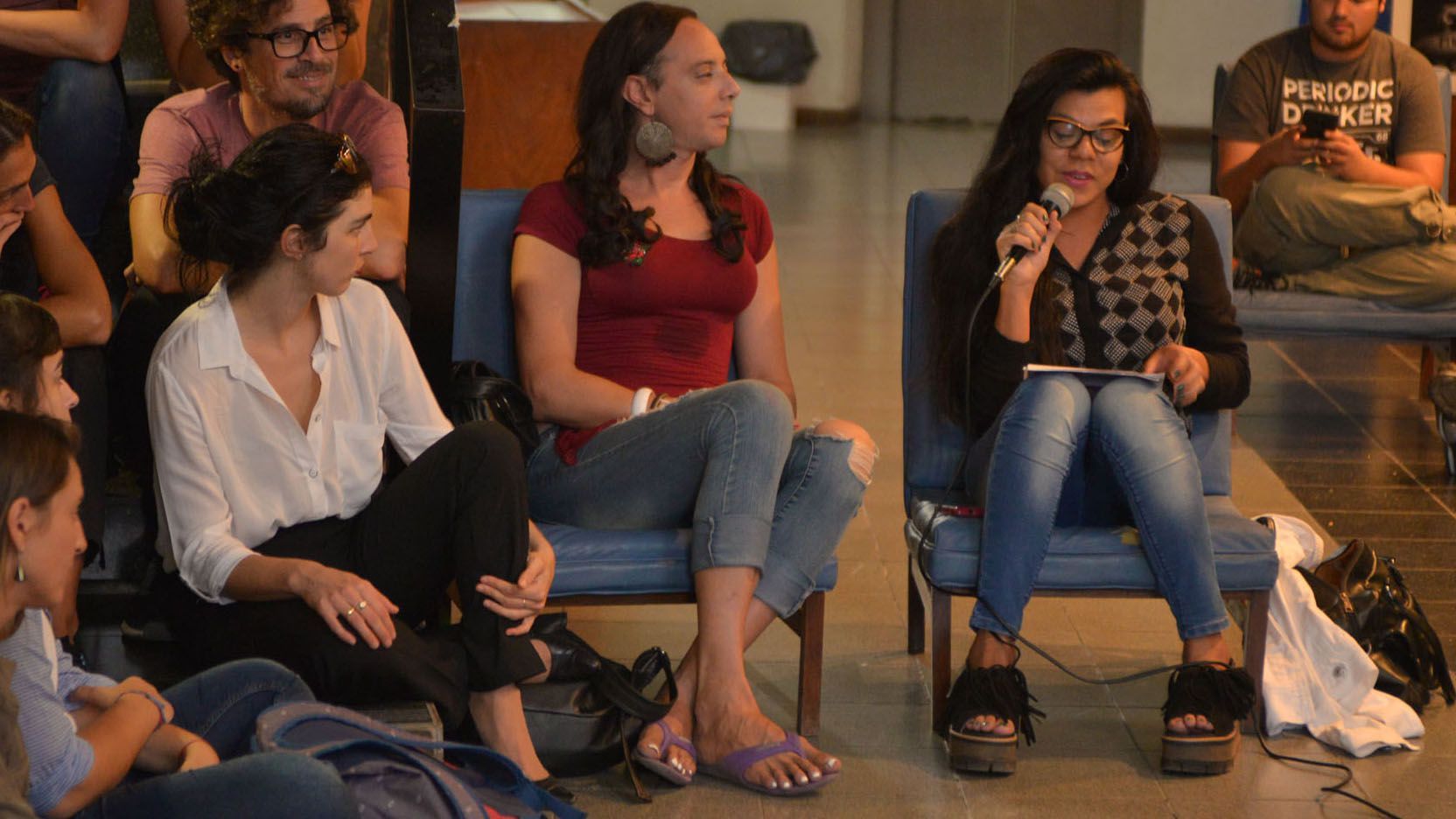 Agostina y Keili en la charla que mantuvieron con estudiantes y militantes en la Facultad. Foto UNO Juan Manuel Hernández.&nbsp;