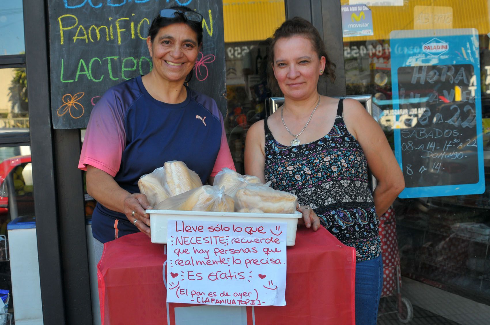 Irma y Laura se ocupan de llenar cada día el canasto con productos que la gente puede llevarse gratis. Foto UNO Juan Manuel Hernández.  