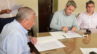 Documento. Mario Barberán firmó el convenio con José Lauritto.