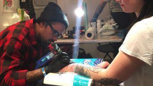 Tatuando una mano.&nbsp; 