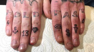 Manos y dedos tatuados.&nbsp;
