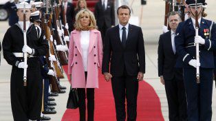 Arribo. El Jefe de Estado del país galo junto a su esposa al ser recibidos en Washington.&nbsp; 