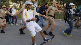 Rony Gomes portando la antorcha olímpica que llegó a Río de Janeiro.&nbsp;