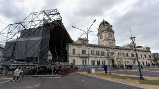 El escenario está instalado en el frente del CGE y la casa de gobierno quedó al costado.&nbsp;