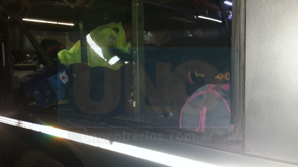 Buen olfato. La perra de la policía detectó la droga entre las valijas.&nbsp;