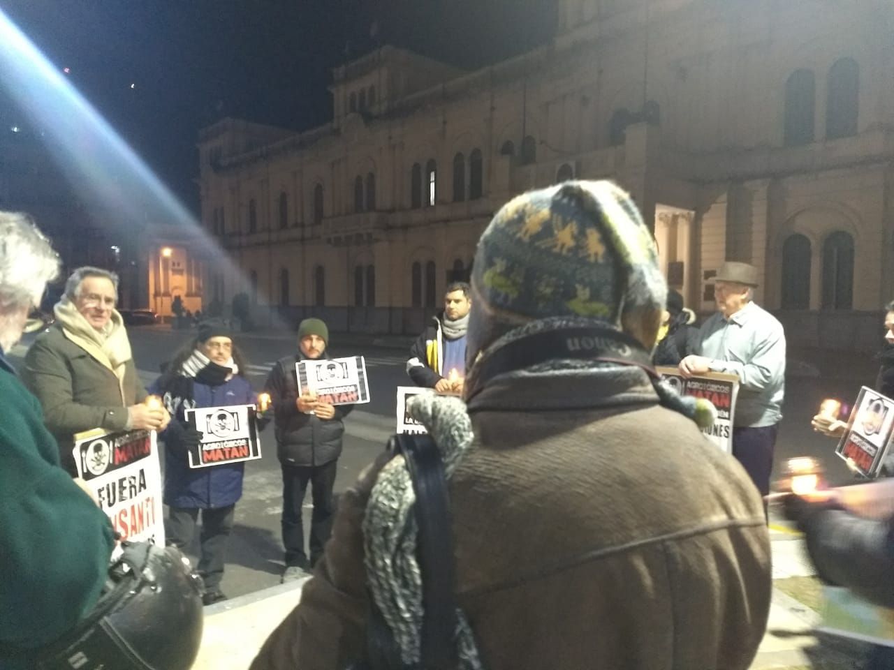 Asamblea con gorros y bufandas.&nbsp;