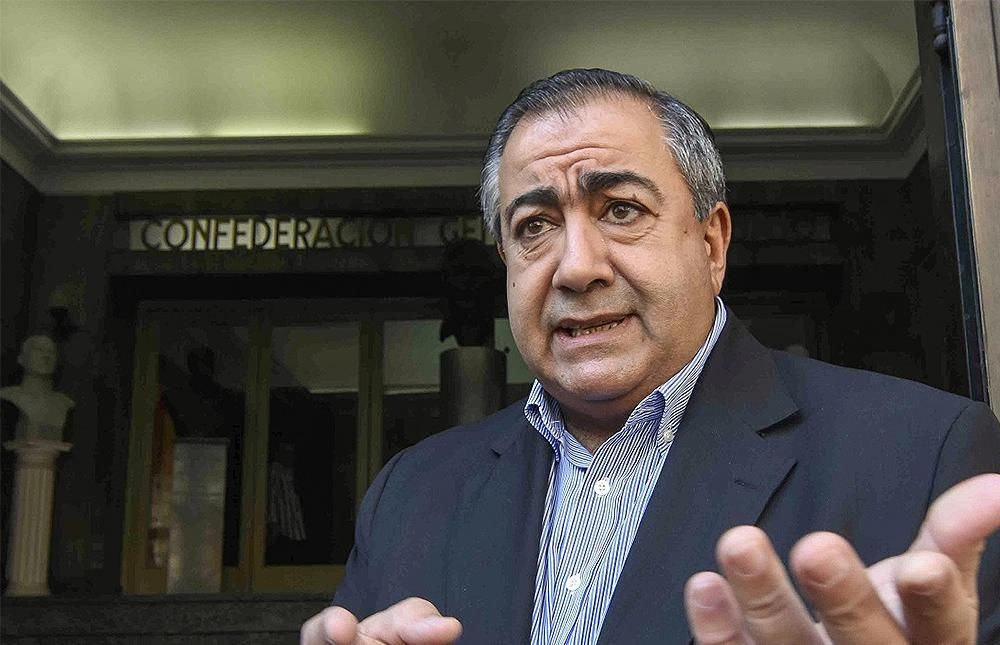 Vocero. Héctor Daer, uno de los triunviros de la CGT, anunció la medida de fuerza en la sede de Azopardo.