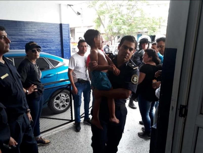 El nene en poder de la policía bonaerense.&nbsp;