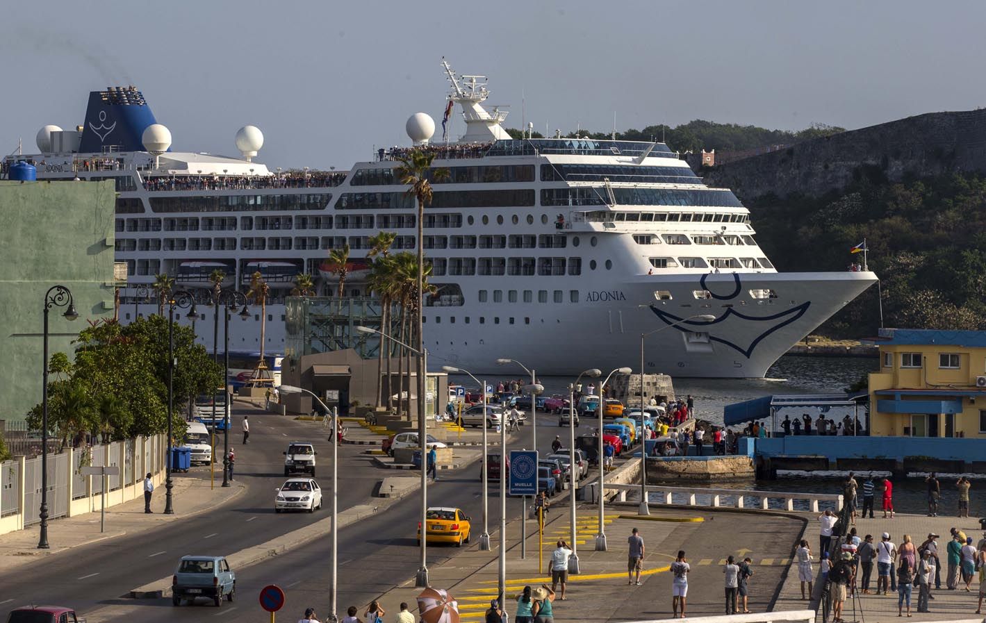 Mágico. El Adonia entra al muelle de La Habana ayer a la mañana.