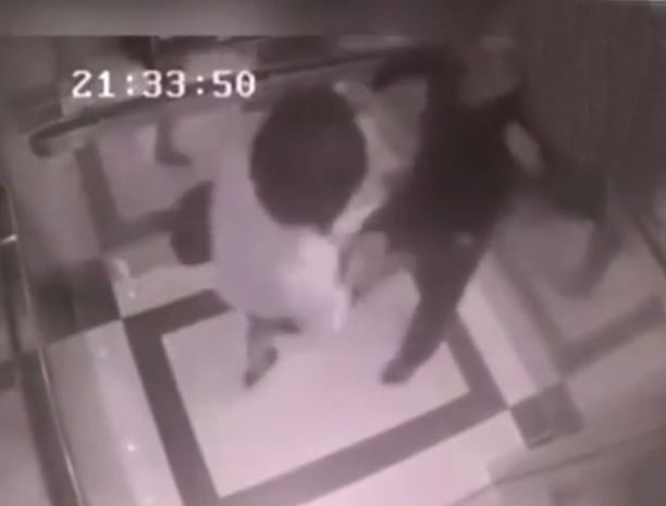 La mujer le propina una terrible lección al hombre que intenta seducirla en el ascensor.