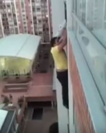 Un joven salva a un cachorro en apuros en la capital de Colombia.
