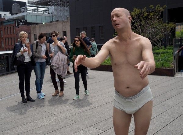 La estatua es muy realista y congrega a los turistas.