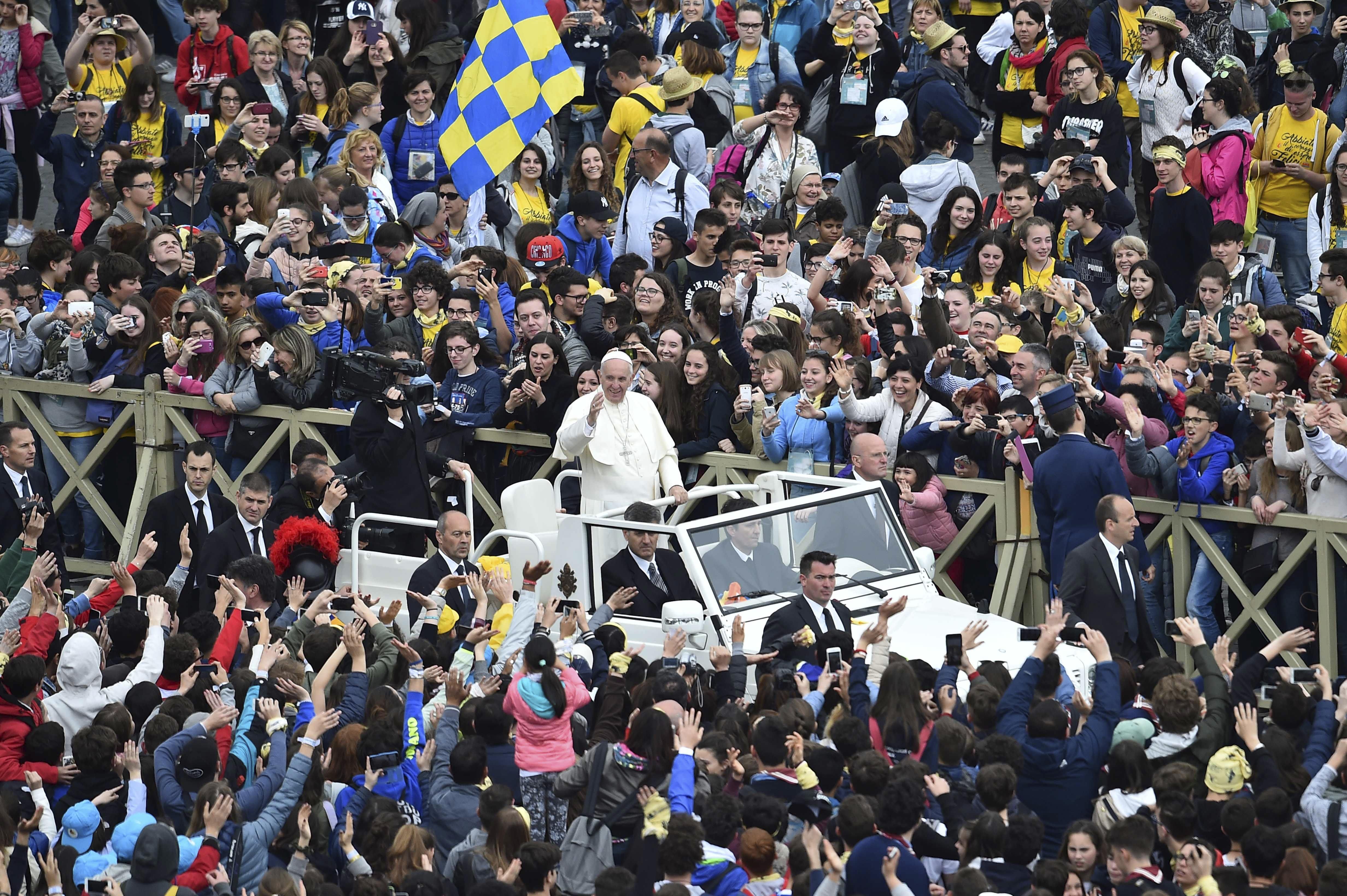 Carisma. Francisco fue recibido por miles de fieles en la plaza de San Pedro.