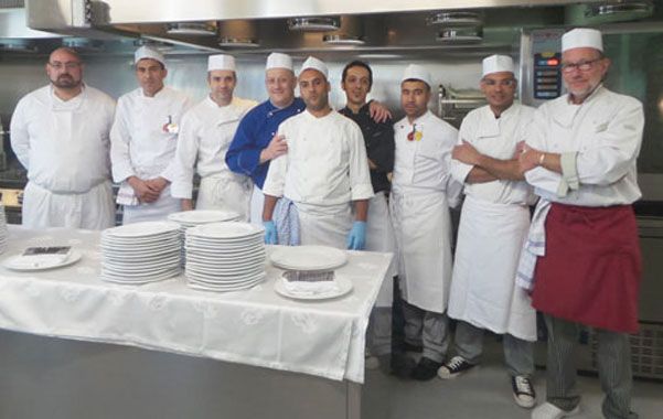 Cuatro cocineros y cuatro mozos son internos. El restaurante está decorado con fotos de cárceles famosas.