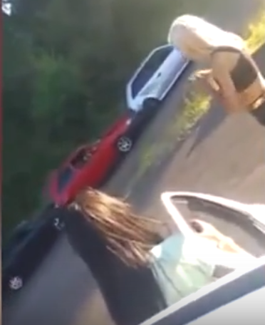 Una joven rubia y atractiva causó un asombroso choque en cadena en la ruta.