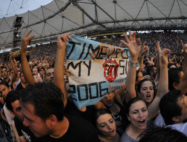 La banda británica hizo saltar y bailar a unas 50 mil personas.