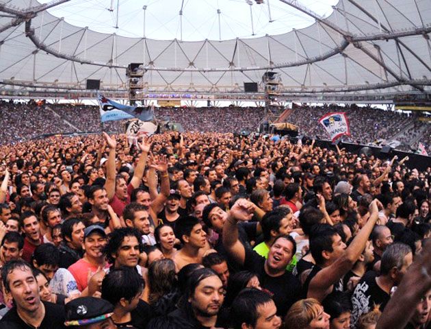 La banda británica hizo saltar y bailar a unas 50 mil personas.
