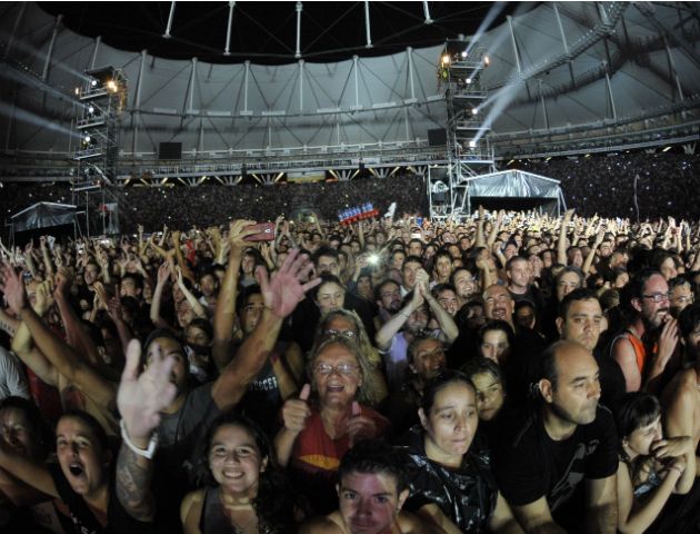 La banda británica hizo saltar y bailar a unas 50 mil personas.