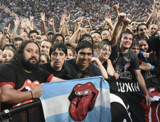 La banda británica hizo saltar y bailar a unas 50 mil personas.