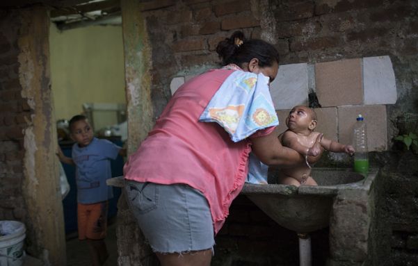 Penoso. Solange da un largo baño con agua fría a José, la única terapia que saca al niño de sus llantos interminables. (AP)