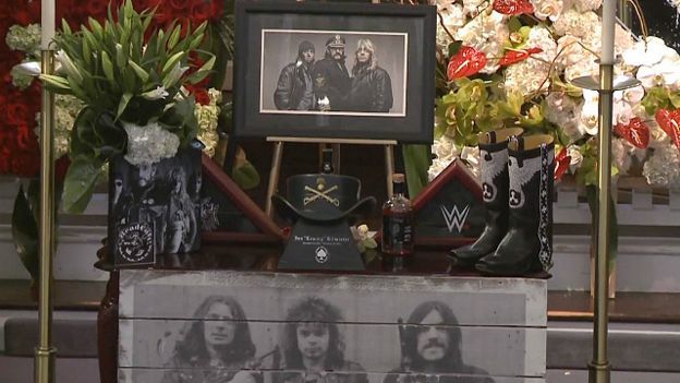 En esta foto captada de YouTube, se pueden observar las emblemáticas botas del cantante y una foto de la banda.