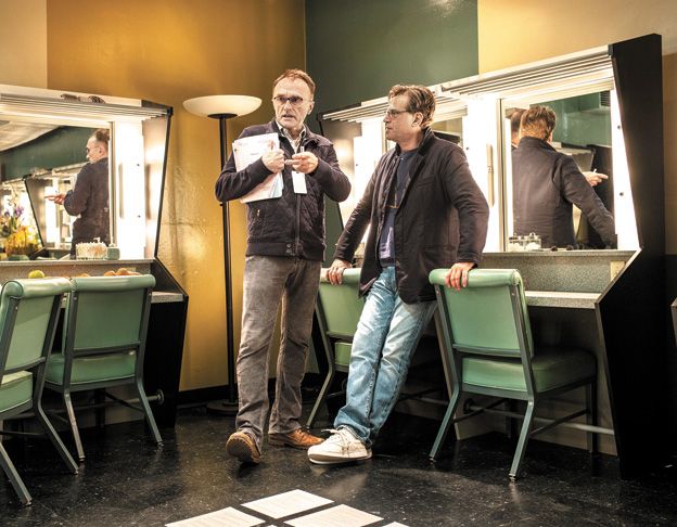Las cabezas. El director Danny Boyle charla con el guionista Aaron Sorkin, en un alto del rodaje, en el camarín.