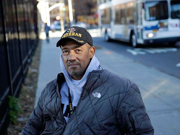 El veterano estadounidense Gene Laureano en su silla de ruedas el miércoles 16 de diciembre de 2015 en el Bronx, Nueva York. El Departamento de Asuntos de Veteranos ha aceptado pagar piernas robóticas que pueden hacer que decenas de veteranos paralizados como Laureano, con lesiones medulares, vuelvan a caminar.