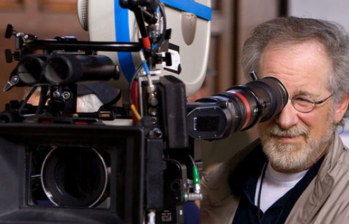 El afamado director Steven Spielberg cree que ya es tarde para intentar filamr alguna pelicula de 007.