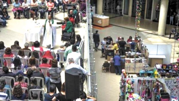 La fe en oferta. El lugar de la celebración no huele a mirra, pero se pueden encontrar lentes a bajo precio.