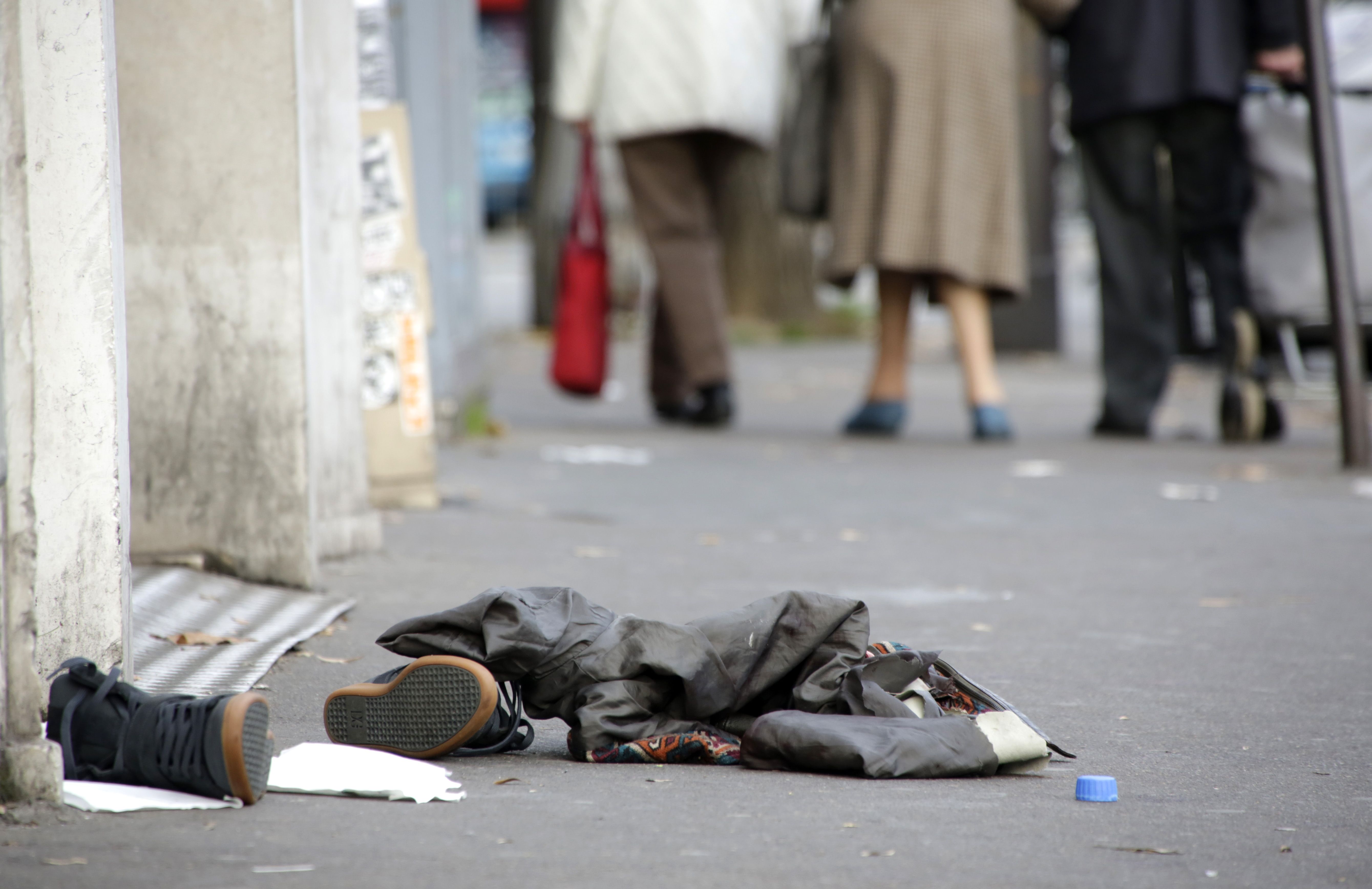 Pertenencias de las víctimas quedaron sobre la vereda del teatro Bataclan. (Foto: Reuters)