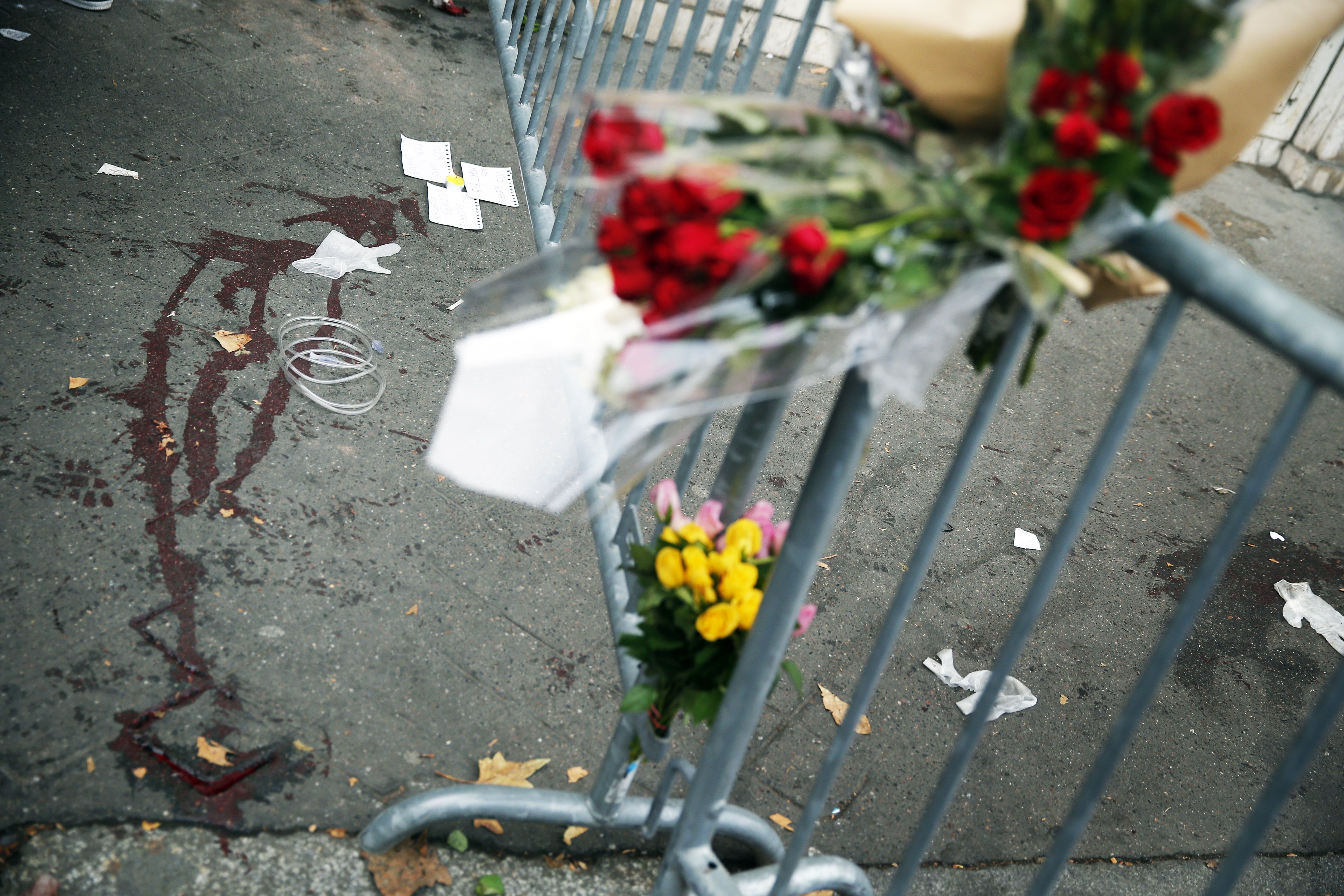 El día después. Alguien colocó flores frente al teatro Bataclan, donde aún quedan rastros de la masacre. (Foto: Reuters)