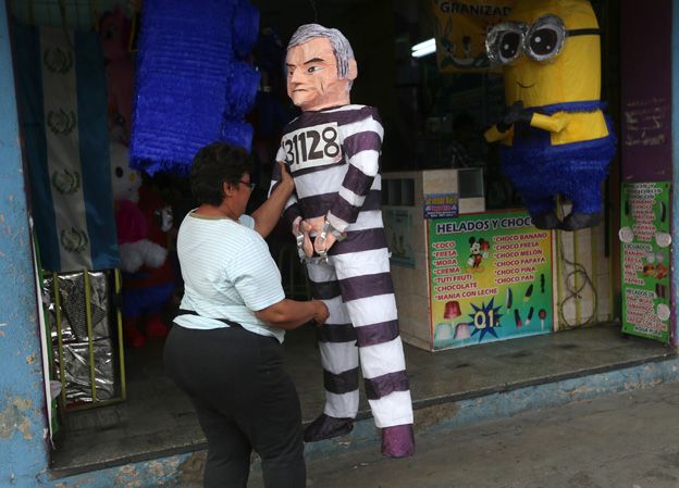 No lo quiere nadie... se vende en Guatemala el muñeco de Otto Pérez encarcelado.