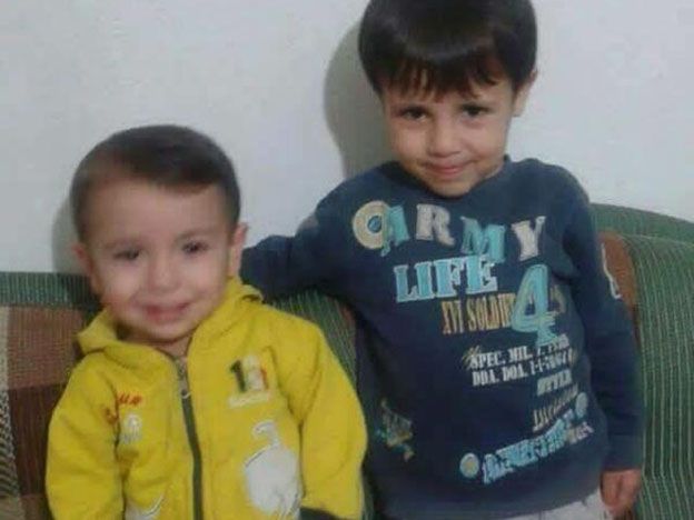 Aylan Kurdi junto a su hermano mayor, Galip