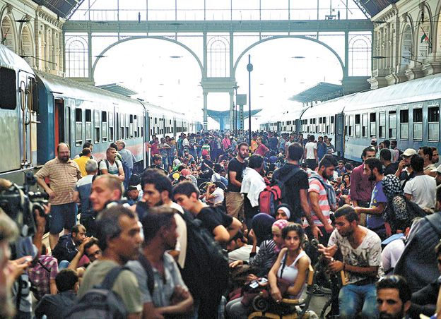 Llegada. Miles de inmigrantes se concentraron en la estación de Budapest donde fueron desalojados.