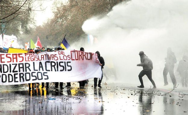 Represión. Los camiones hidrantes no se hicieron esperar.