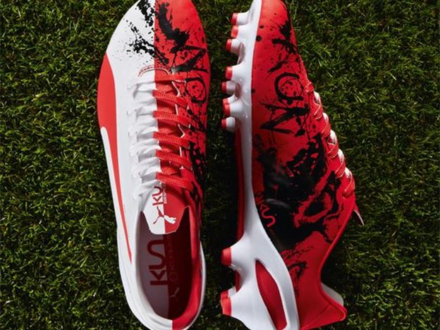 El Kun homenaje a Independiente en sus nuevos botines