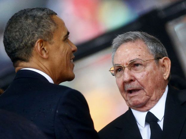 El inicio. Obama y Castro tuvieron oportunidad de saludarse durante los funerales de Mandela en Sudáfrica.
