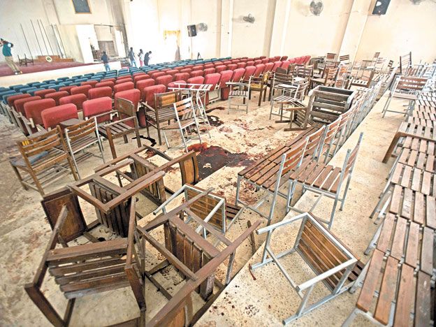 La barbarie. En el anfiteatro de la escuela se observan las consecuencias del salvaje ataque talibán contra lo estudiantes que participaban en una clase.