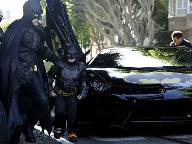 El pequeño Batman llega listo para entrar en acción.