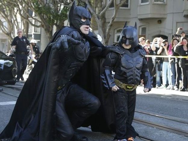Con la ayuda del verdadero Batman, _Miles puso manos a la obra.