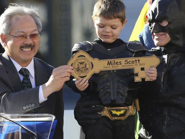 El pequeño Batman recibió las llaves de la Ciudad de San Francisco.