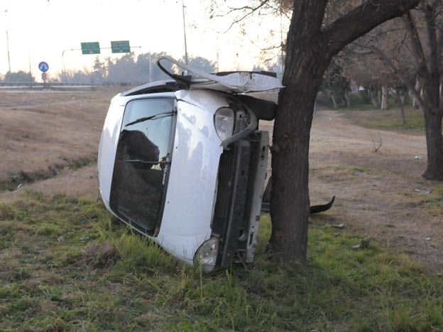 Un joven volcó su auto cerca del Predio de la Virgen. Foto: Nicolás Bordón.