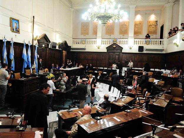 El acto estaba previsto para las 16.30, pero pasada esa hora ya estaba colmado el recinto de la Legislatura y aún no llegaban Francisco Pérez y Carlos Ciurca.