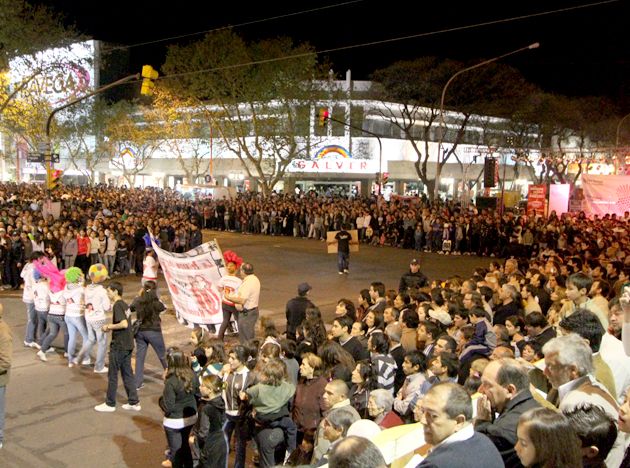 La gente acompañó la propuesta y se volcó a las calles de la ciudad