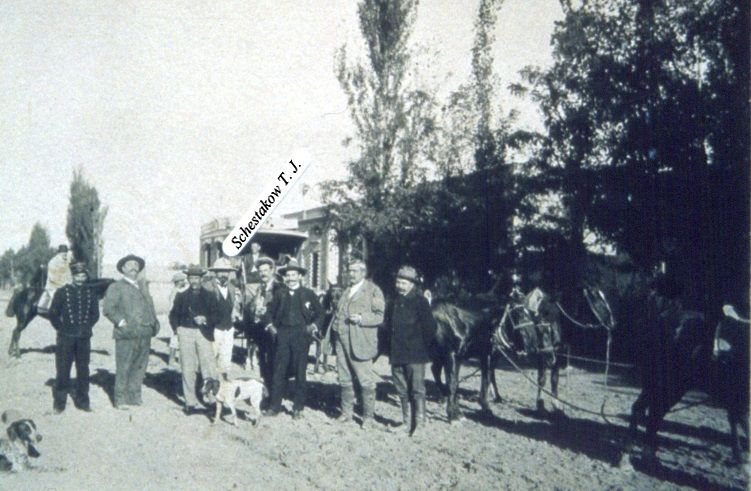Testigo del pasado. Imagen que muestra al Dr. Schestakow y unos amigos, entre ellos Marcianesi.